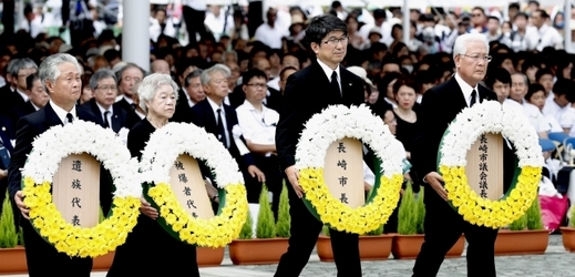 Starosta Nagasaki Tomihisa Taue (druhý zprava) při pátečním pietním ceremoniálu u příležitosti 74. výročí shození jaderné bomby na Nagasaki.