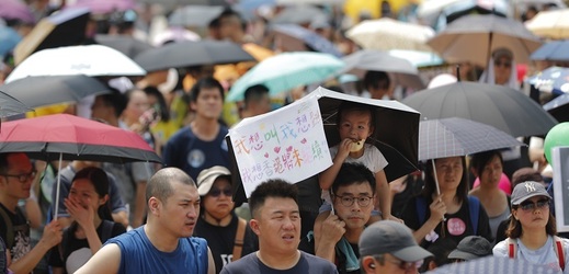 Lidé přišli protestovat i přes nepříznivé počasí.