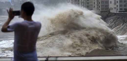 Tajfun Lekima po sobě na východním pobřeží Číny zanechal spoušť.