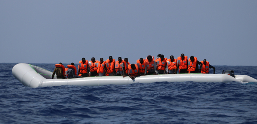 Migranti ve Středozemním moři.
