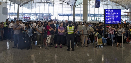 Cestující čekající na hongkongském letišti.
