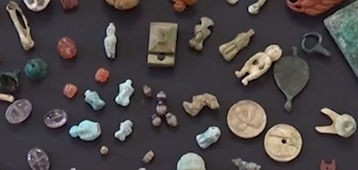 Archeologové našli v Pompejích sbírku rituálních amuletů.