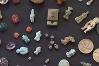 Archeologové našli v Pompejích sbírku rituálních amuletů.