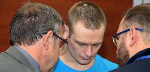 Obžalovaný Ukrajinec Andrij Matsola (uprostřed).