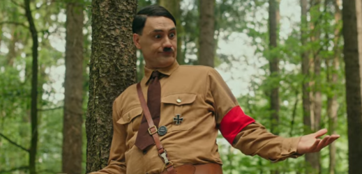 Taika Waititi jako Adolf Hitler ve svém připravovaném satirickém snímku Jojo Rabbit.