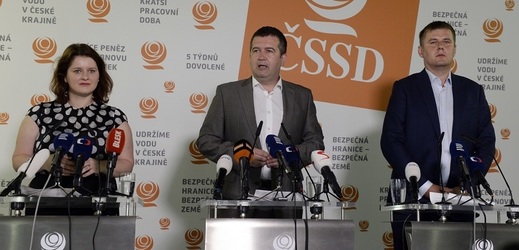 Předseda ČSSD Jan Hamáček (uprostřed) bude po návratu z dovolené řešit setrvání strany ve vládní koalici.