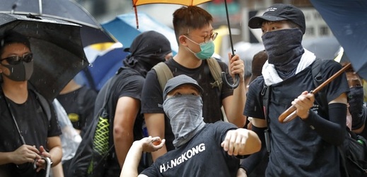 V Hongkongu se v sobotu konají dvě demonstrace naráz.