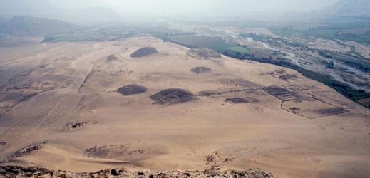 Lokalita Caral v údolí Supe, kde se provádí archeologická zkoumání.