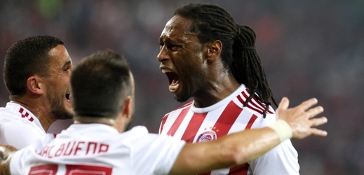 Fotbalisté Olympiakosu slaví gól do sítě tureckého Basaksehiru.