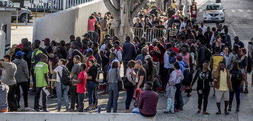 Migranti na hranicích v Mexiku, kteří se snaží získat azyl v USA.