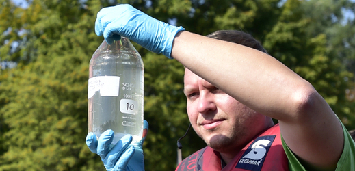 Ekologická organizace Greenpeace odebírala 5. září 2018 v Praze vzorky vltavské vody, kterou bude testovat ve své laboratoři v britském Exeteru na přítomnost mikroplastů.