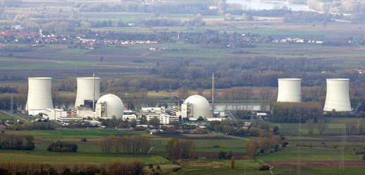 Jaderná elektrárna Biblis v Německu.