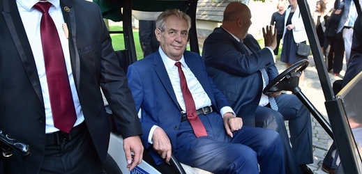 Miloš Zeman na zahájení akce přijel golfovým vozítkem.