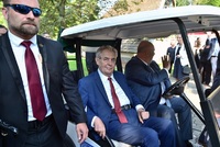 Miloš Zeman na zahájení akce přijel golfovým vozítkem.