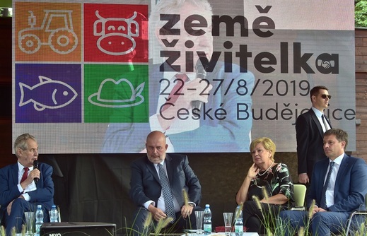 Miloš Zeman (vlevo) během svého projevu.