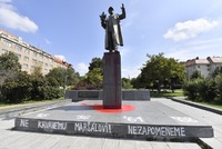 Poškozená socha maršála Ivana Koněva.