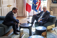 Zleva francouzský prezident Macron a britský premiér Johnson.