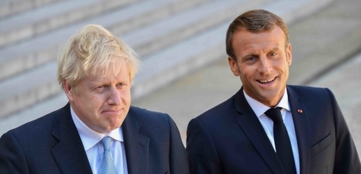 Britský premiér Boris Johnson (vlevo) a francouzský prezident Emmanuel Macron (vpravo).