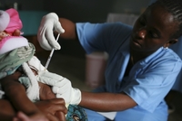 Malárii je možné vymýtit, ale ne se současnými vakcínami.