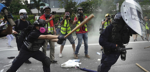 Demonstranti se v Hongkongu střetli s policií.