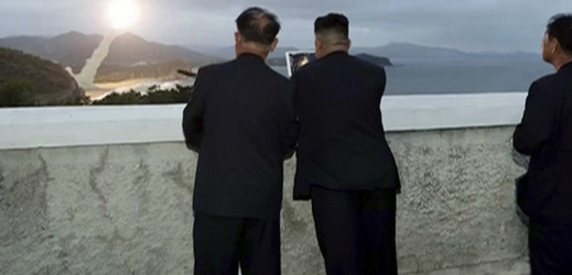 Kim Čong-un (vpravo) se přišel podívat na zkoušku nové rakety.