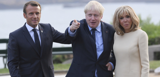 Boris Johnson (uprostřed) se po příjezdu do Francie zdraví s Emmanuelem Macronem a jeho manželkou.