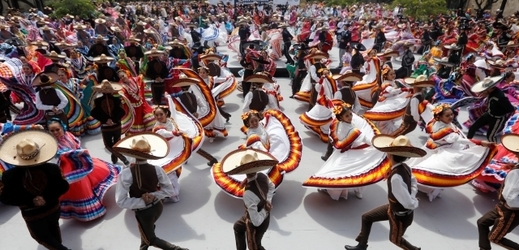 Tance na tradiční hudbu se zúčastnilo 882 lidí.