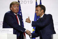 Americký prezident Donald Trump (vlevo) a francouzský prezident Emmanuel Macron (vpravo).