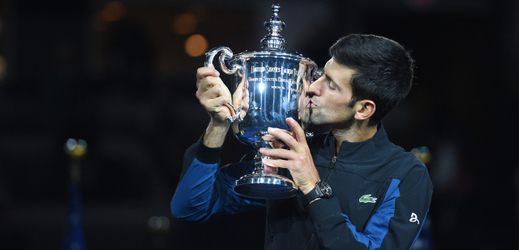 Novak Djokovič si užívá trofej pro vítěze US Open z roku 2018.