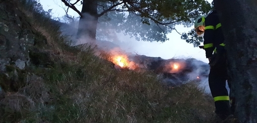 Desítky hasičů likvidovaly požár ve skalnatém terénu na Českolipsku.