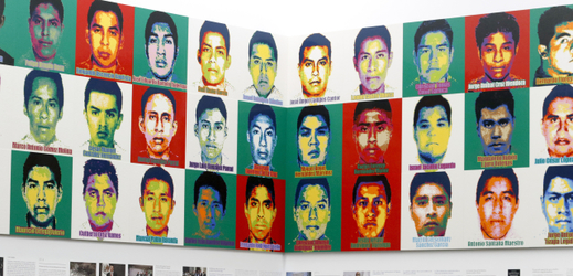 Portréty zmizelých 43 studentů.