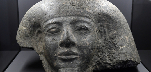Hlavová část Tutanchamonova sarkofágu.