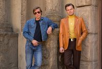 Brad Pitt (vlevo) a Leonardo DiCaprio ve filmu Tenkrát v Hollywoodu.