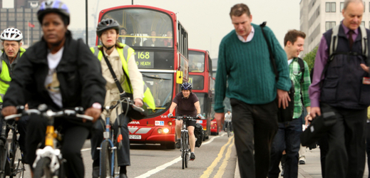 Pracovníci ze City tvoří velkou část davů cyklistů v oblečení z lykry, který zaplavuje londýnské ulice v době dopravní špičky (ilustrační foto). 