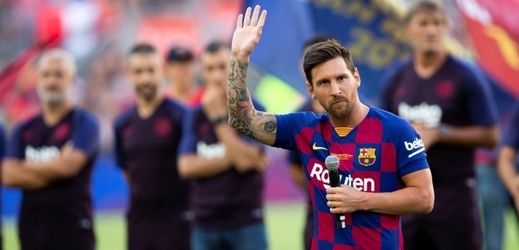 Lionel Messi promlouvá k fanouškům po vyhrání přípravného turnaje v létě.