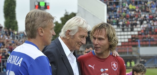 Bývalý kapitán reprezentace Karel Brückner slavil v exhibičním utkání v Olomouci osmdesáté narozeniny. 