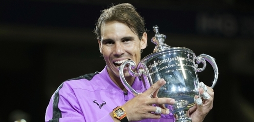 Španělský tenista Rafael Nadal s trofejí.