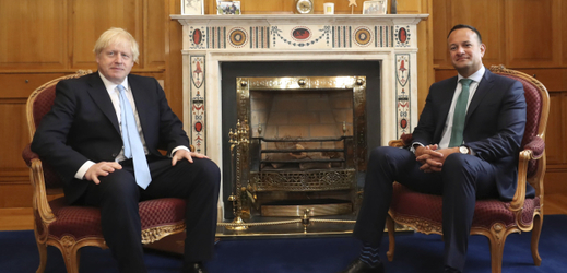 Irský premiér Lee Varadkar (vpravo) se svým britským protějškem Borisem Johnsonem.
