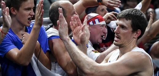 Kapitán české basketbalové reprezentace Pavel Pumprla se raduje s fanoušky.