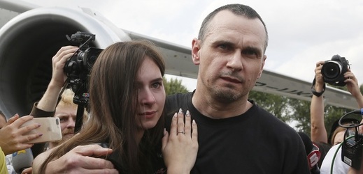 Z ruského vězení propuštěný Oleh Sencov v objetí s dcerou.