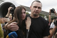 Z ruského vězení propuštěný Oleh Sencov v objetí s dcerou.