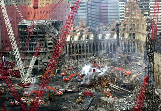 Trosky newyorského Světového obchodního střediska (WTC), které se 11. září stalo jedním z cílů koordinovaného teroristického útoku. (foto: ČTK/AP/Chernin Stephen)