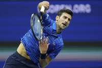 Novak Djoković kvůli levému rameni vzdal osmifinále US Open se Stanem Wawrinkou.