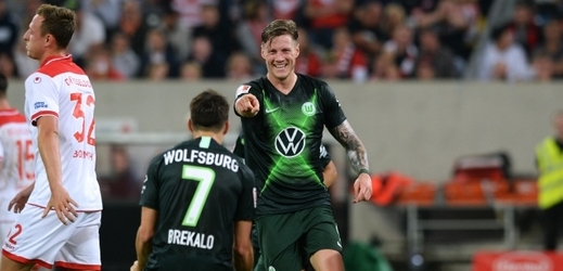 Wout Weghorst (vpravo) z Wolfsburgu se raduje se spoluhráčem z gólu do sítě Düsseldorfu.