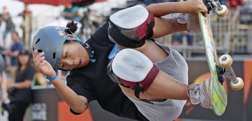 Třináctiletá Japonka se kvalifikovala na OH ve skateboardingu.