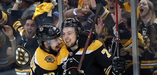 Hokejový obránce Charlie McAvoy dnes podepsal v NHL nový tříletý kontrakt s Bostonem.