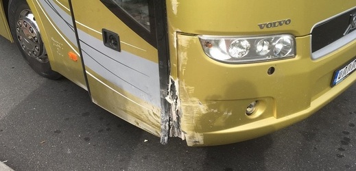 Autobus po kolapsu řidiče naboural do svodidel.