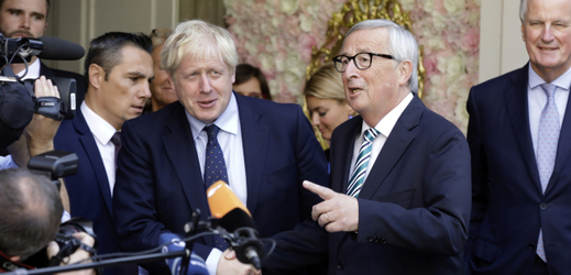 Předseda Evropské komise Jean-Claude Juncker (vpravo) s britským premiérem Borisem Johnsonem. 