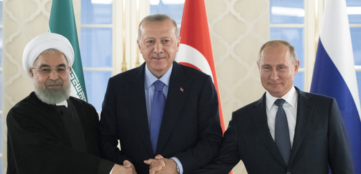 Íránský prezident Hasan Rúhání (vlevo), turecký prezident Recep Tayyip Erdogan a ruský prezident Vladimir Putin (vpravo).