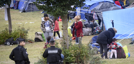 Policie evakuuje tisíc migrantů z tělocvičny na severu Francie.